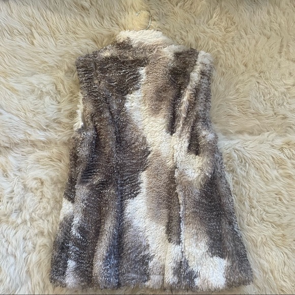 CABI Aspen Faux Fur Vest - Picture 5 of 6